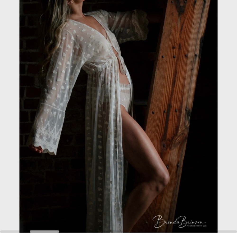 Elegant sheer beige lace robe with lace panties and satin sleeping gown. - Picture 2 of 14